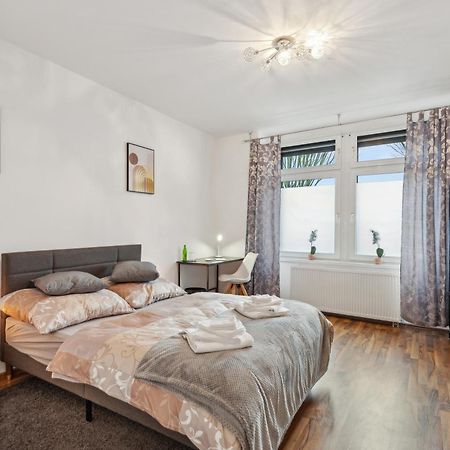 Zentrale Lage ... Ideal Fuer Geschaeftsleute, Monteure, Familien...3 Zimmer, Wlan, Smarttv Mettmann Buitenkant foto