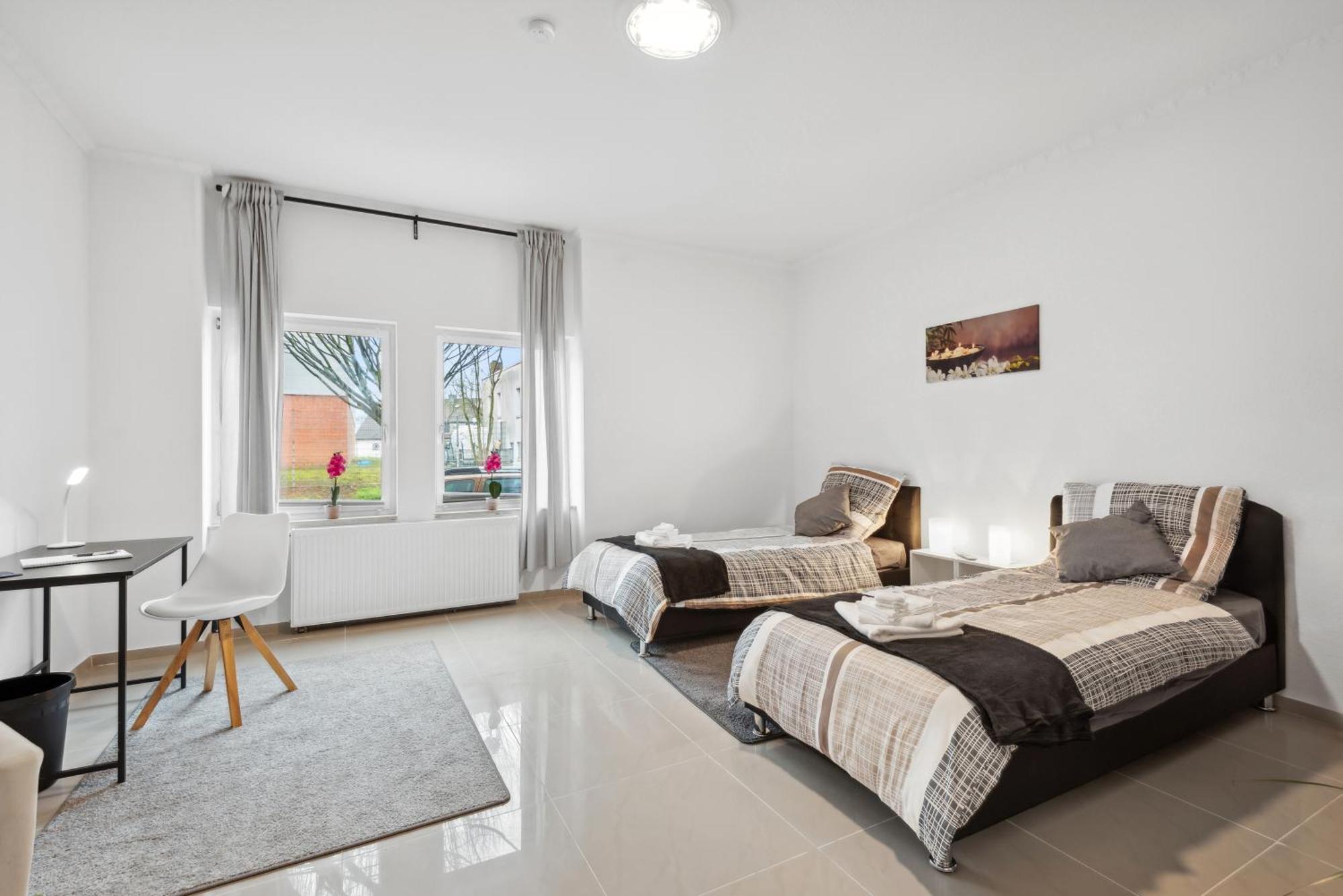 Zentrale Lage ... Ideal Fuer Geschaeftsleute, Monteure, Familien...3 Zimmer, Wlan, Smarttv Mettmann Buitenkant foto