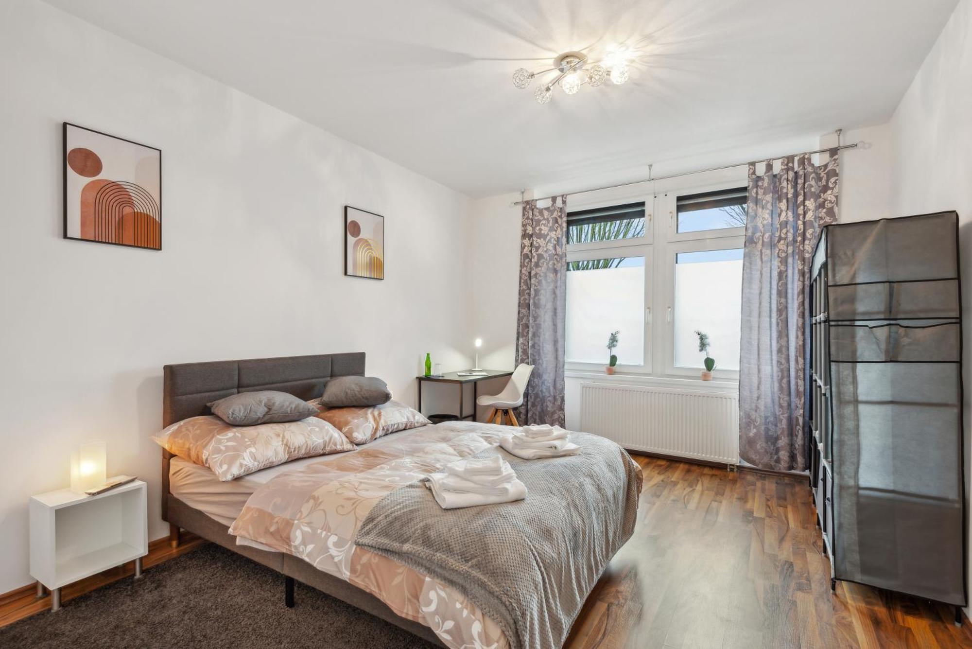 Zentrale Lage ... Ideal Fuer Geschaeftsleute, Monteure, Familien...3 Zimmer, Wlan, Smarttv Mettmann Buitenkant foto