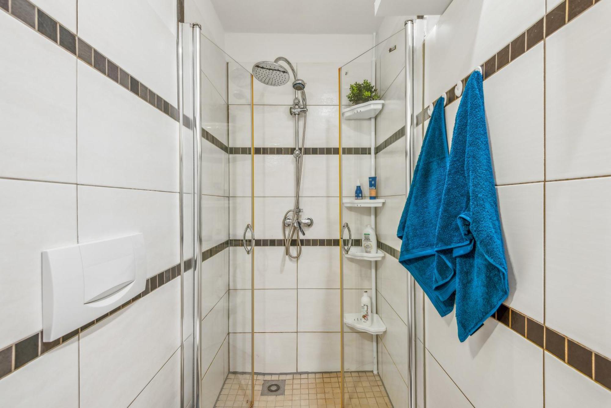 Zentrale Lage ... Ideal Fuer Geschaeftsleute, Monteure, Familien...3 Zimmer, Wlan, Smarttv Mettmann Buitenkant foto